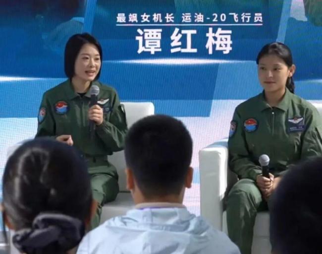 中部战区空军多位女飞行员集中亮相